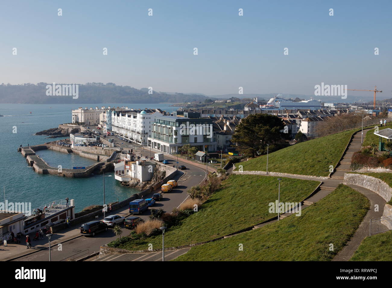 Plymouth, Devon, UK. 26 Février, 2019. Vue vers l'Ouest à Plymouth Hoe avec un Ferry Bretagne visible dans la distance. Banque D'Images