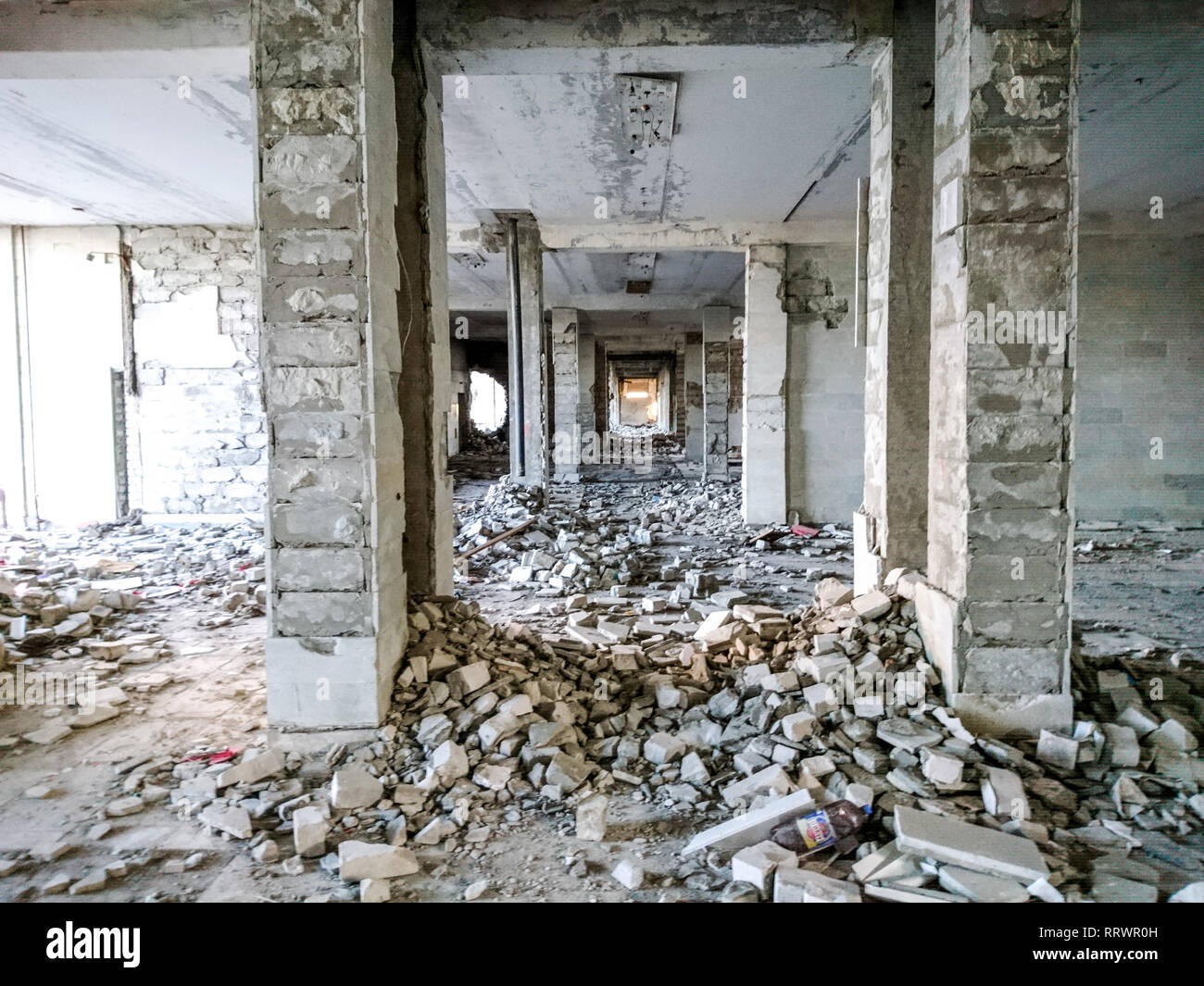 Les ruines d'un grand bâtiment détruit, morceaux de pierre, de béton, d'argile et de métal Banque D'Images