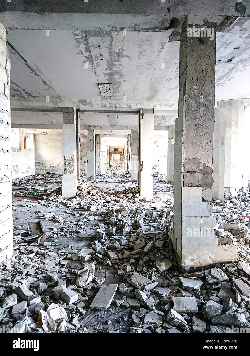 Les ruines d'un grand bâtiment détruit, morceaux de pierre, de béton, d'argile et de métal Banque D'Images