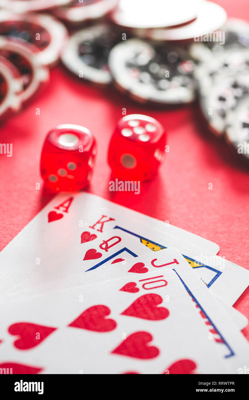 Cartes de poker et de dés sur la table rouge. Banque D'Images