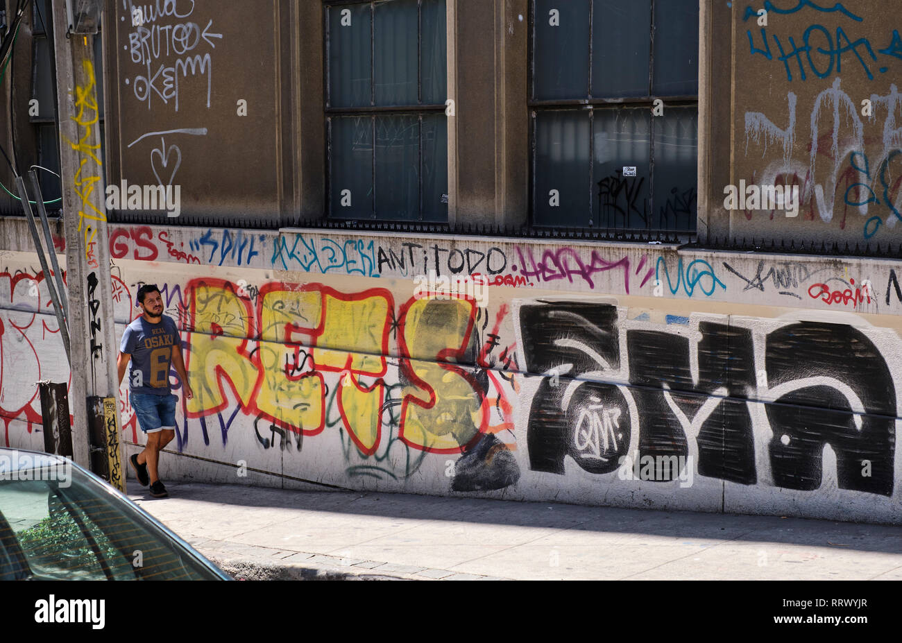 Rues avec des graffitis à Valparaíso, Chili Banque D'Images