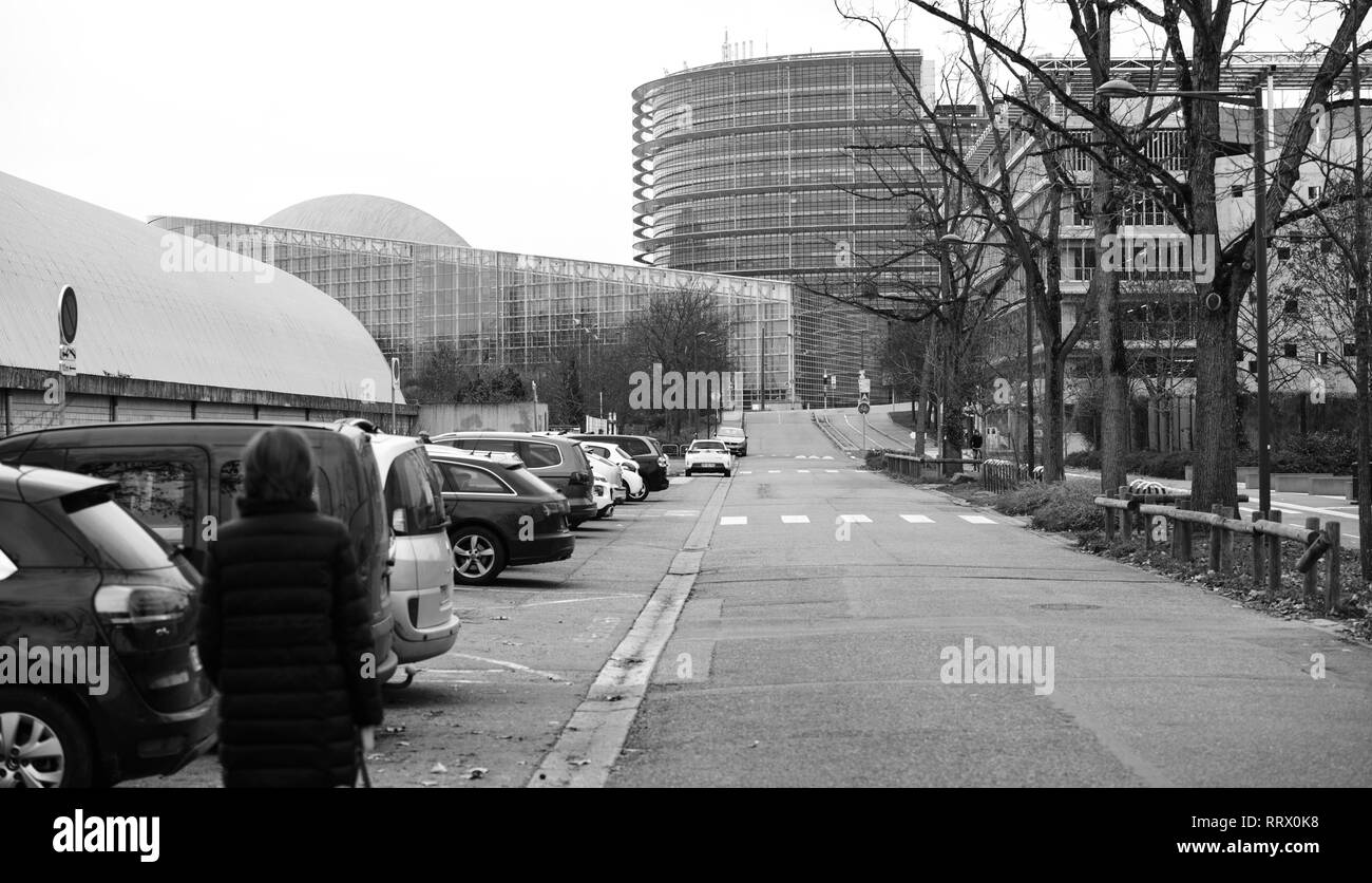 STRASBOURG, FRANCE - DEC 12, 2018 : Le Parlement européen à Strasbourg, avec des voitures garées dans la rue et les piétons circulant - noir et blanc Banque D'Images