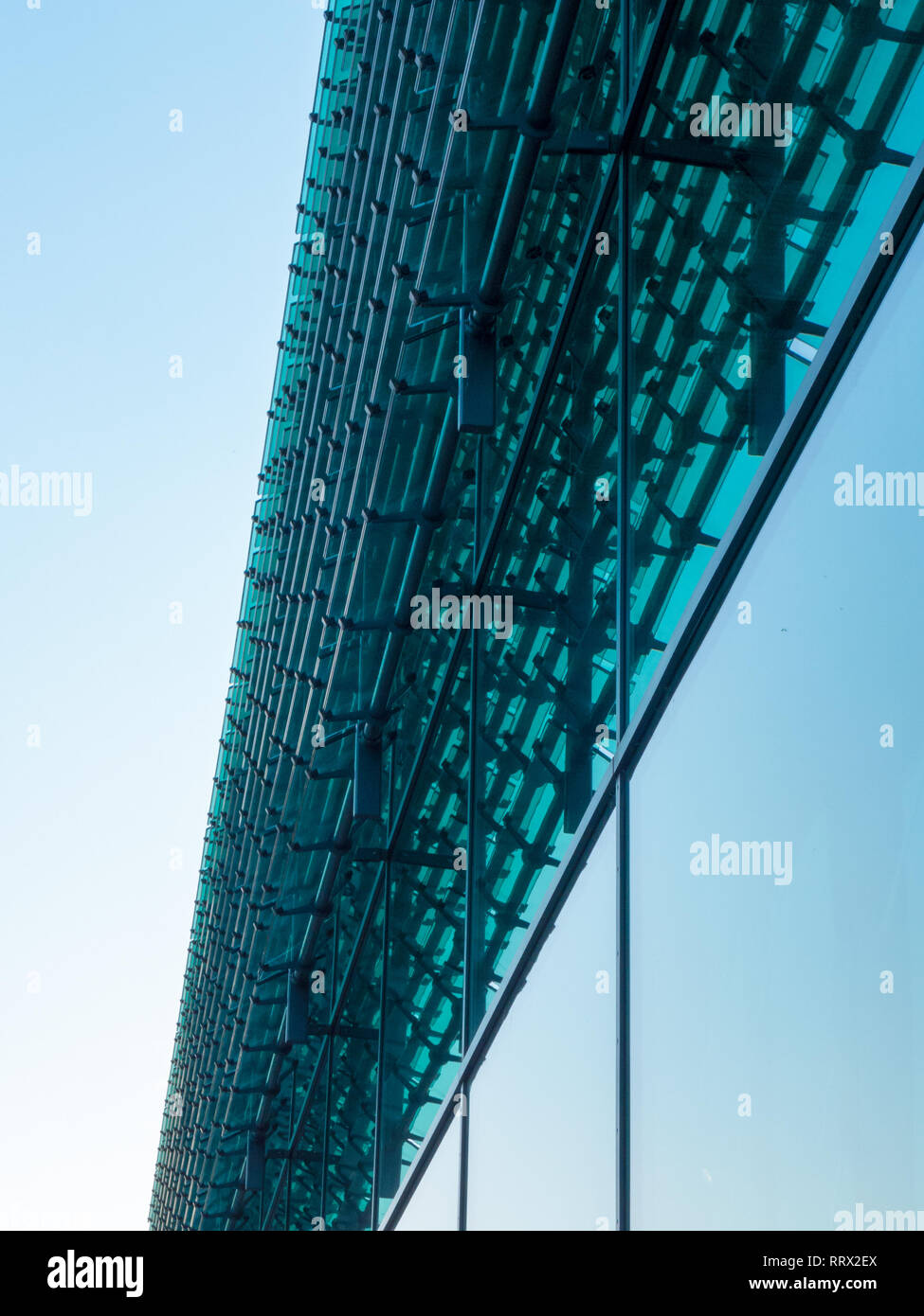 Façade moderne de verre et d'acier sur un bâtiment en Allemagne Banque D'Images