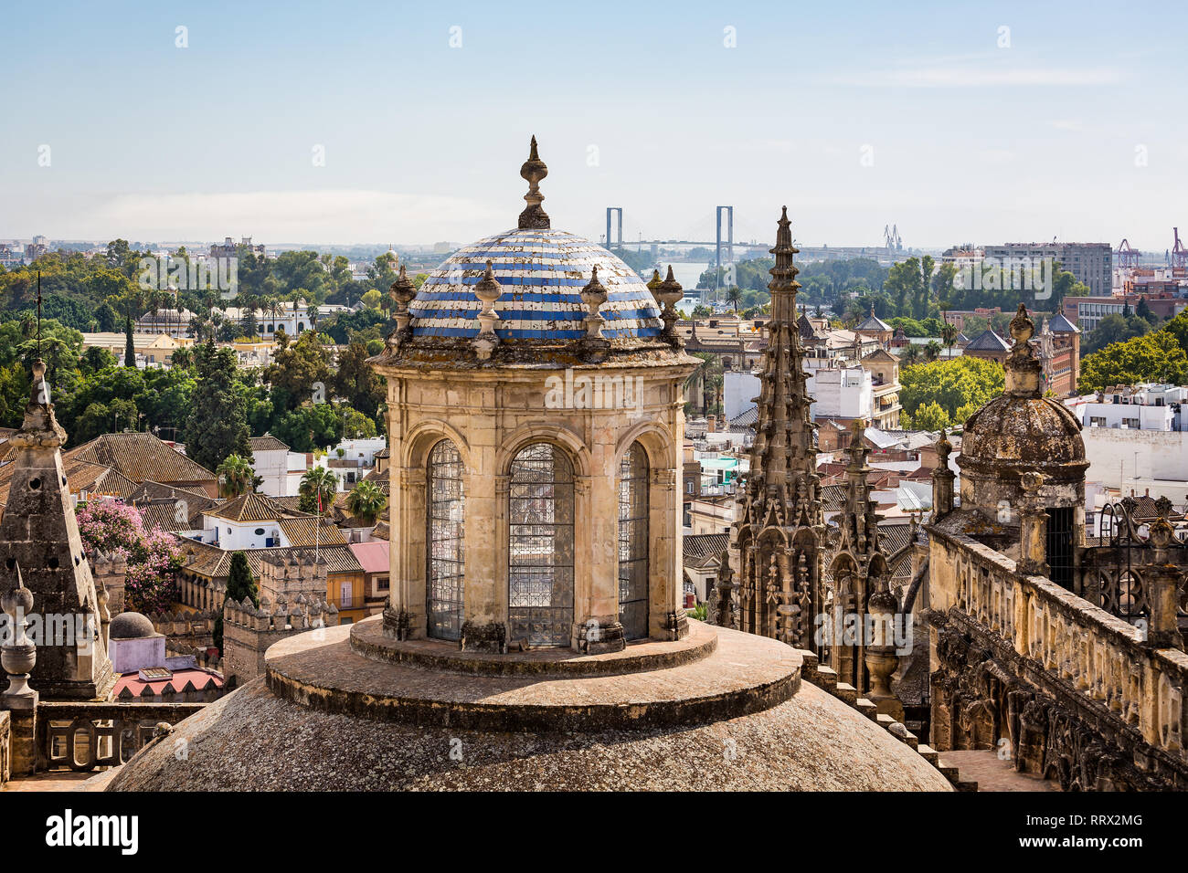 Vue aérienne de la Cathédrale de Séville et les coupoles de toit orné avec ville et pont Centennial en arrière-plan en Séville, Espagne, le 23 septembre 2015 Banque D'Images