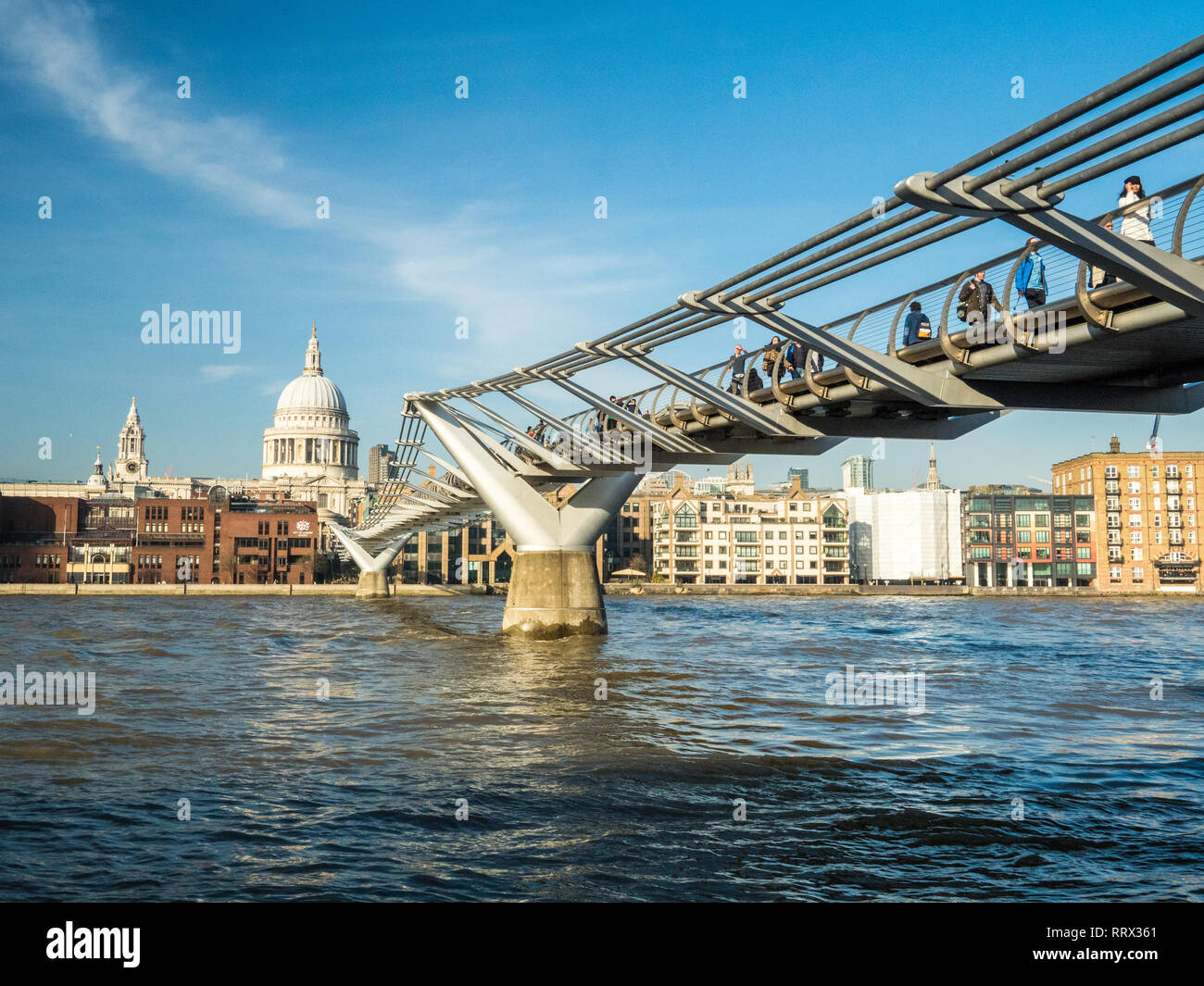 Millennium Bridge avec Saint Pauls cathédrale en arrière-plan, Londres, Angleterre. Banque D'Images