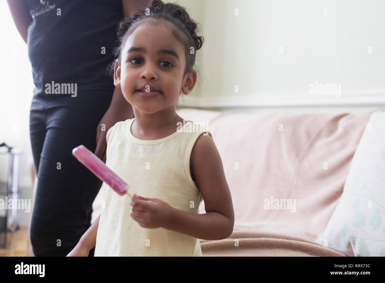 Portrait cute toddler girl eating les glaces aromatisées Banque D'Images