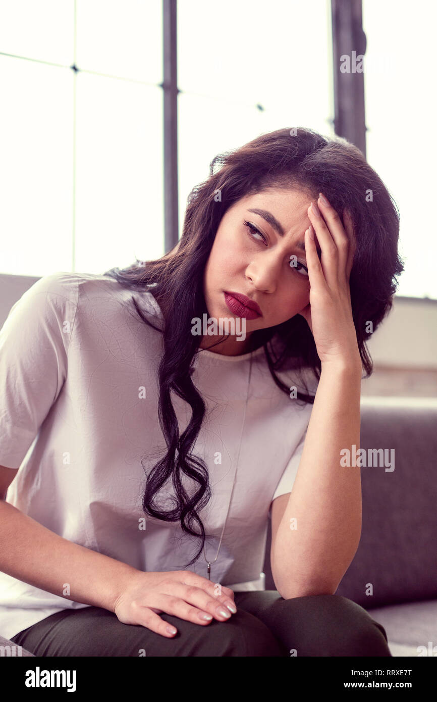 Triste triste Jeune femme tenant son front Banque D'Images