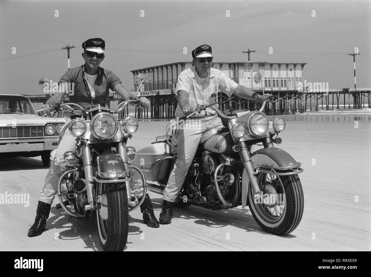USA - Floride ca. 1959, Motorradfahrer suis Daytona Beach. Les motards à Daytona Beach. Banque D'Images