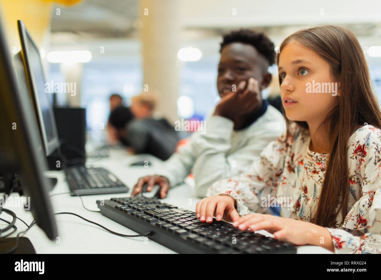 Les étudiants de premier cycle à l'aide d'un ordinateur in computer lab Banque D'Images