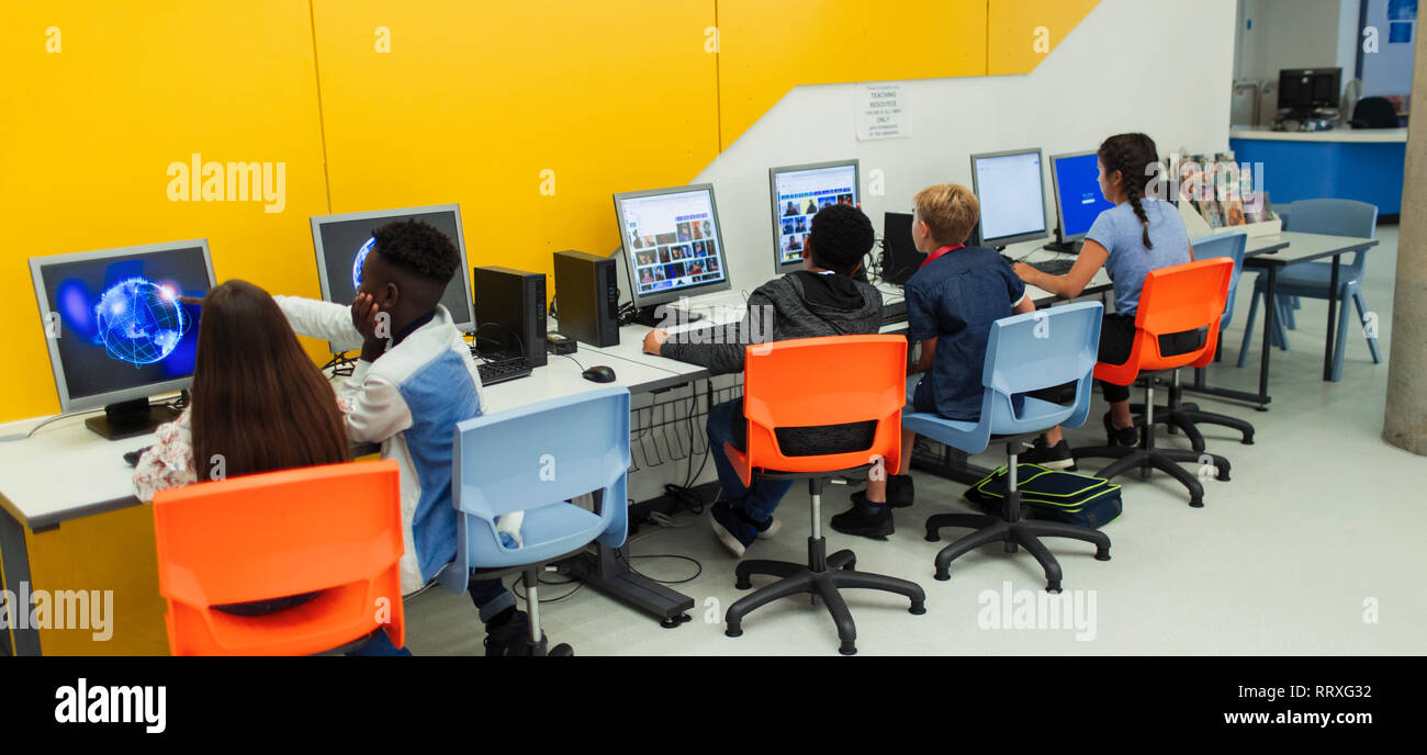 Les étudiants de premier cycle à l'aide d'ordinateurs in computer lab Banque D'Images