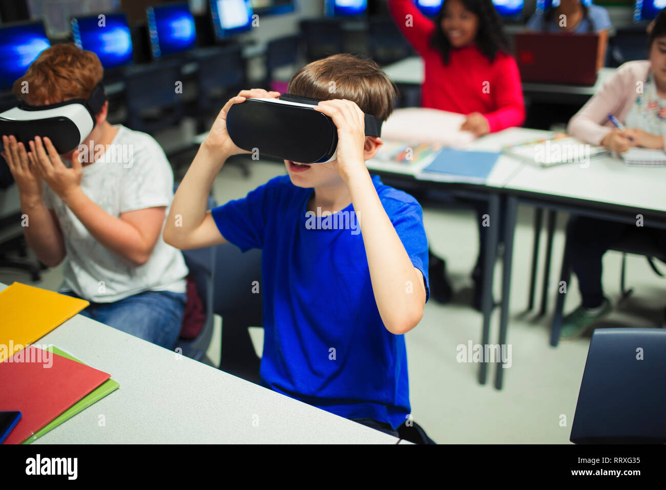Junior High school boy simulateurs de réalité virtuelle à l'aide d'étudiants en classe Banque D'Images