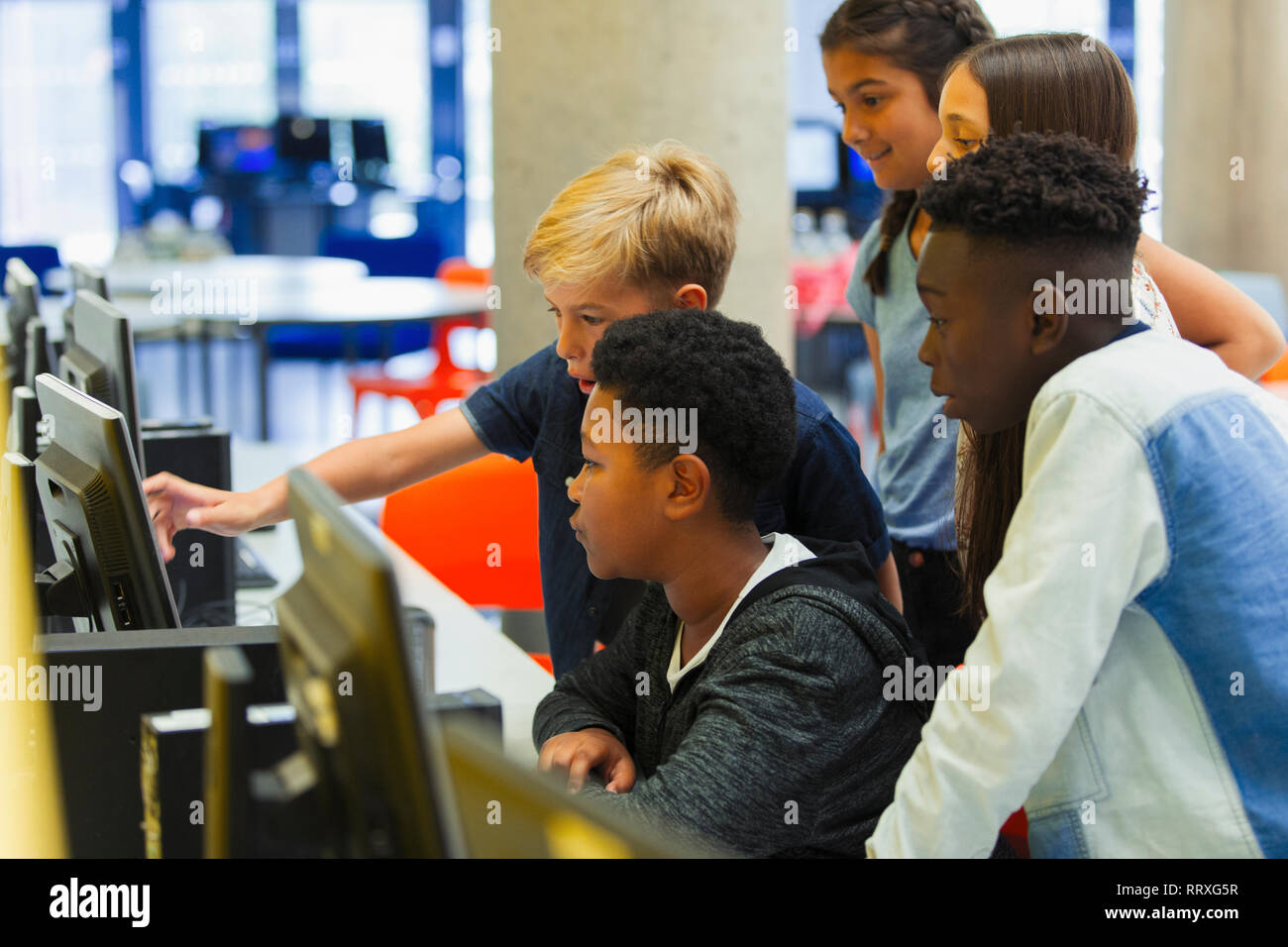 Les étudiants de premier cycle à l'aide d'un ordinateur in computer lab Banque D'Images