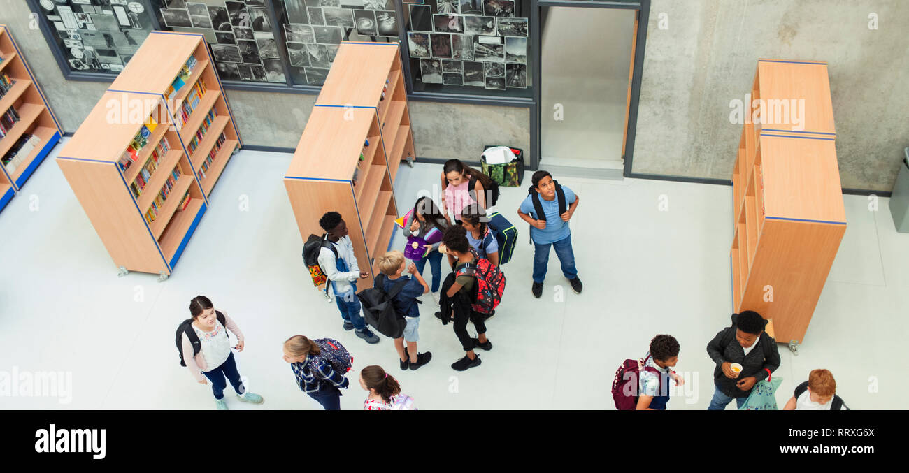 Les élèves du premier cycle dans la bibliothèque Banque D'Images