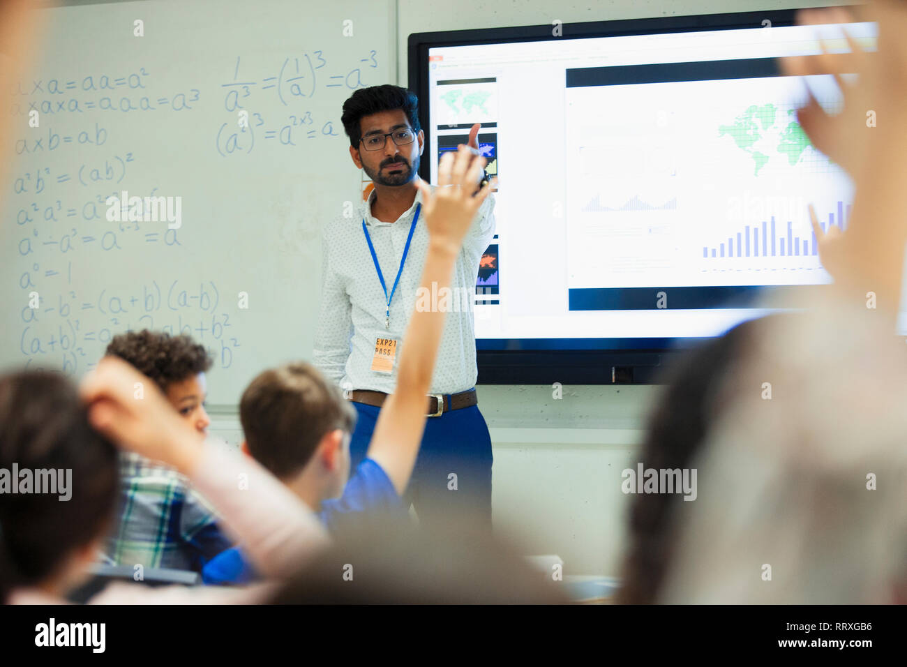 La leçon principale de l'enseignant, appelant les students in classroom Banque D'Images