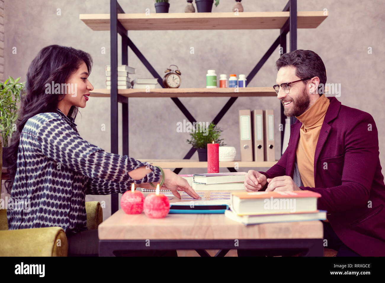 Ravis des gens bien assis à la table Banque D'Images