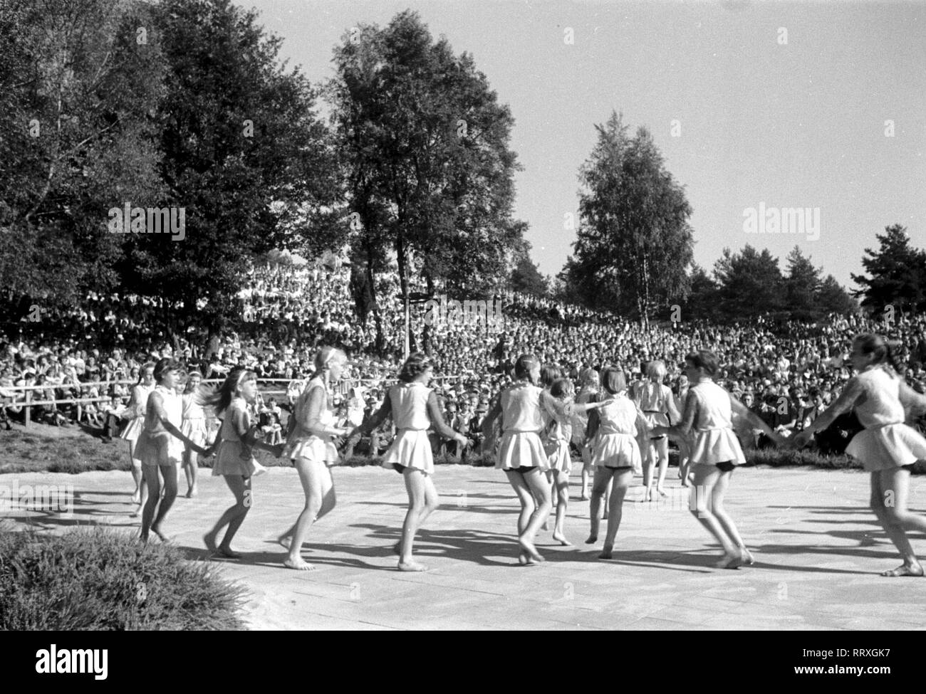 Allemagne - une scène de danse folklorique à l'Heidefest à Schneverdingen Lüneburger Heide, Allemagne du Nord, paysage, 07/1955, I.1903-21 Lüneburger Heide Banque D'Images