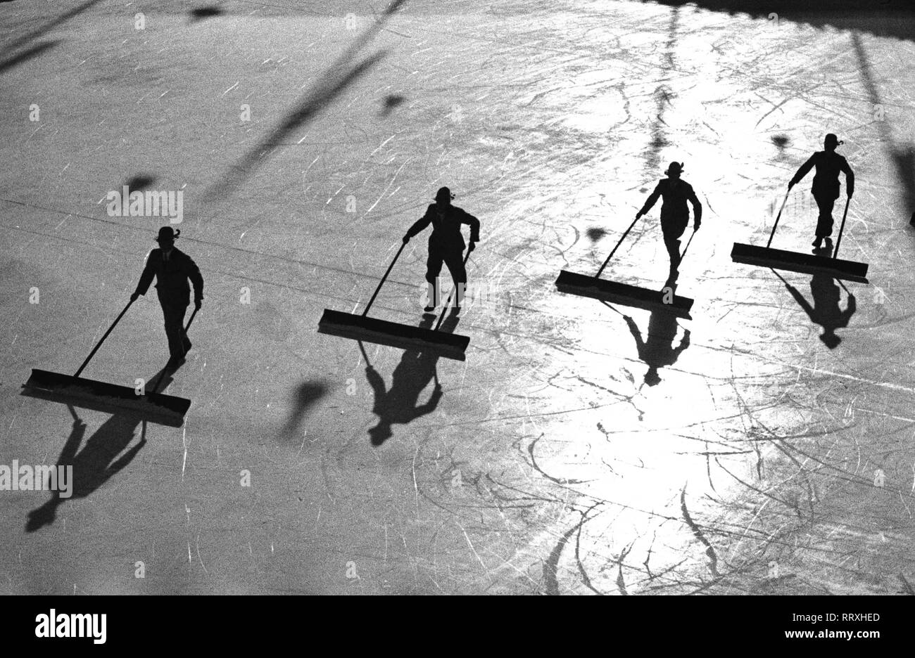 Jeux Olympiques d'hiver 1936 - L'Allemagne, Troisième Reich - Jeux Olympiques d'hiver Jeux Olympiques d'hiver de 1936, à Garmisch-Partenkirchen. La compétition de hockey sur glace. Le personnel olympique lors de l'élaboration de la patinoire au centre sportif olympique. L'image date de février 1936. Photo Erich Andres Banque D'Images