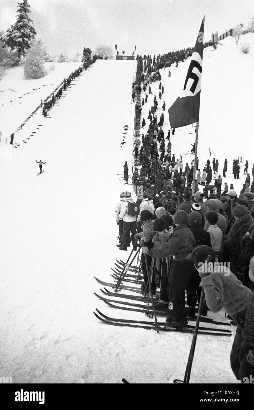 Jeux Olympiques d'hiver 1936 - L'Allemagne, Troisième Reich - Jeux Olympiques d'hiver Jeux Olympiques d'hiver de 1936, à Garmisch-Partenkirchen. Après l'atterrissage à ski le grand saut olympique. L'image date de février 1936. Photo Erich Andres Banque D'Images