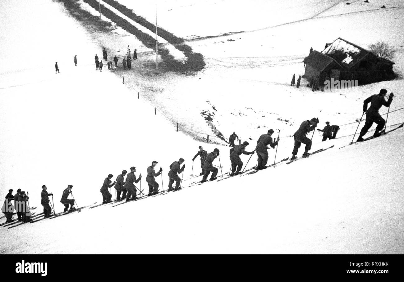 Jeux Olympiques d'hiver 1936 - L'Allemagne, Troisième Reich - Jeux Olympiques d'hiver Jeux Olympiques d'hiver de 1936, à Garmisch-Partenkirchen. De Ski alpin - montée vers le lieu de départ, descente. L'image date de février 1936. Photo Erich Andres Banque D'Images