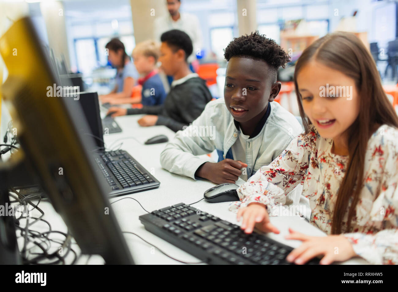 Les étudiants de premier cycle à l'aide d'un ordinateur in computer lab Banque D'Images