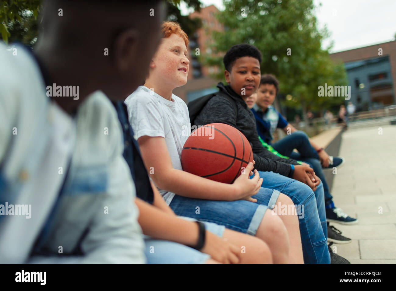 Le Tween garçons avec l'école de basket-ball Banque D'Images