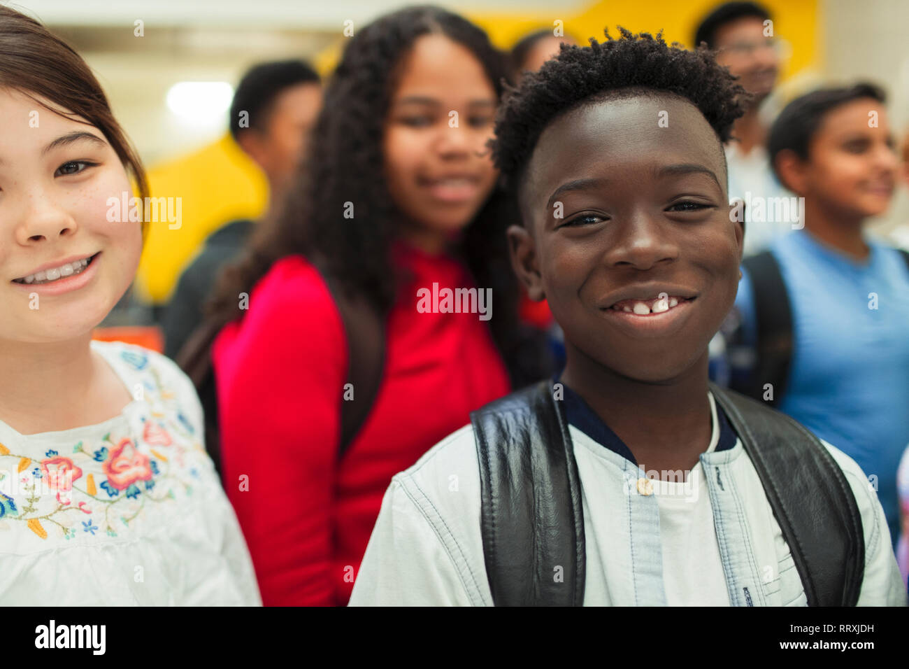 Portrait confiant junior high étudiant garçon Banque D'Images