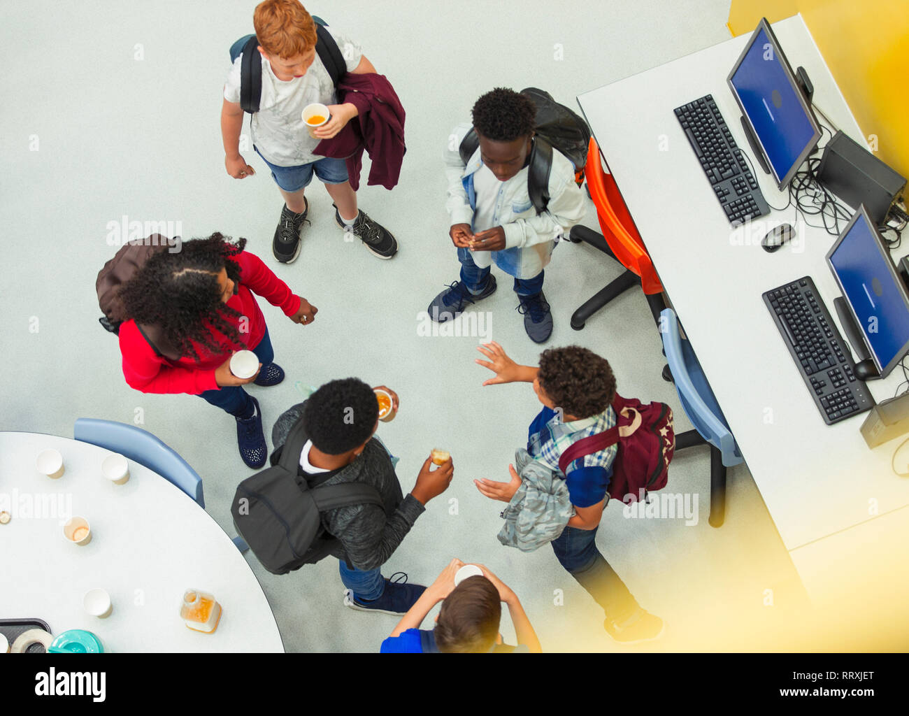 Les élèves de parler dans la bibliothèque Banque D'Images