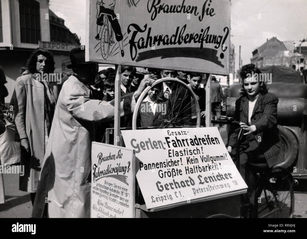 Allemagne - Leipziger Herbstmesse, 1948, aus altem wird eine Gummi, Fahrradbereifung Vollgummibereifung Banque D'Images
