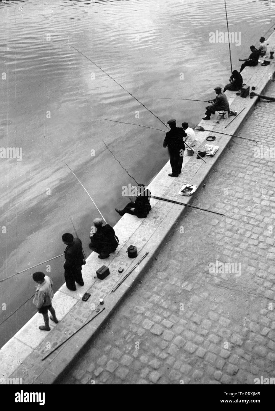 Frankreich - France en 1950. Angler à Paris sur la Seine, promenade Riverside. Photo par Erich Andres Frankreich, Paris, pêcheur an der seine. Banque D'Images
