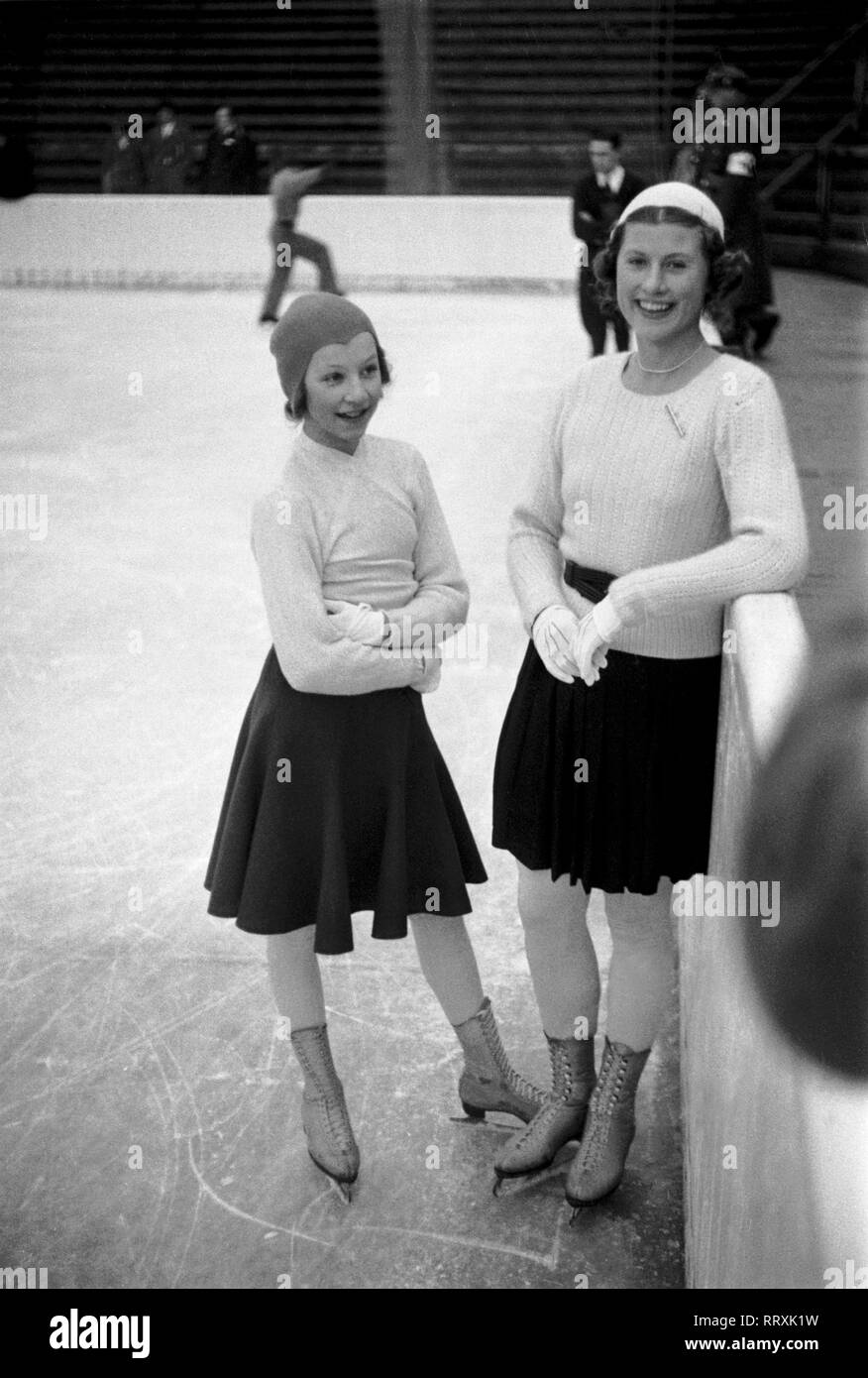 Jeux Olympiques d'hiver 1936 - L'Allemagne, Troisième Reich - Jeux Olympiques d'hiver Jeux Olympiques d'hiver de 1936, à Garmisch-Partenkirchen. Cecillia Colledge (droite), patineuse artistique britannique, Ladies Single avec un collègue à la patineuse sur glace olympique sport center. L'image date de février 1936. Photo Erich Andres Banque D'Images