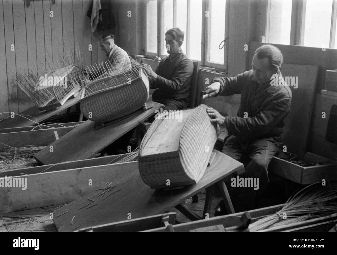 Allemagne - Deutschland ca. 1950, Sachsen-Anhalt, Arbeiter der dans Kinderwagenfabrik der Stadt Zeitz Banque D'Images