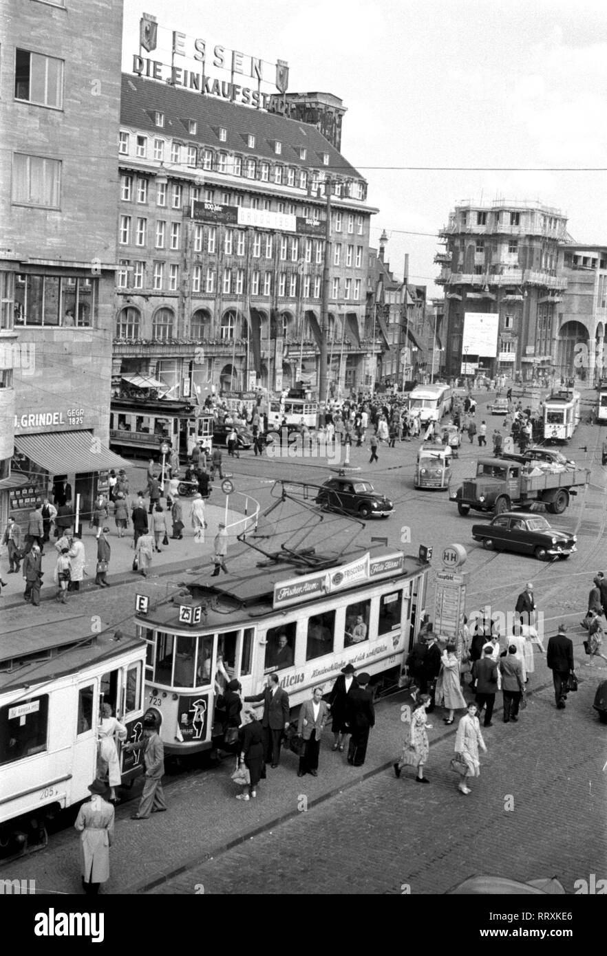 Allemagne - Deutschland ca. 1950, Bahnhofsplatz à Essen, Menschen an der Strassenbahn. Centre-ville de Essen, Allemagne 1950. Banque D'Images