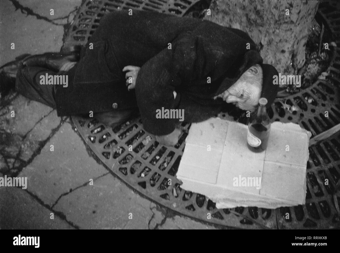 Frankreich - France en 1950. Clochard à Paris, Quartier Latin. Photo par Erich Andres Frankreich, Paris ca. 1950, Clochard schlafend am Strassenrand Banque D'Images