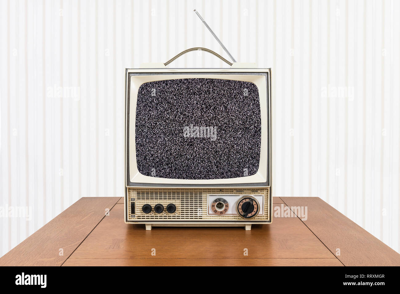 Vintage télévision portative avec écran statique et vieux bois table. Banque D'Images