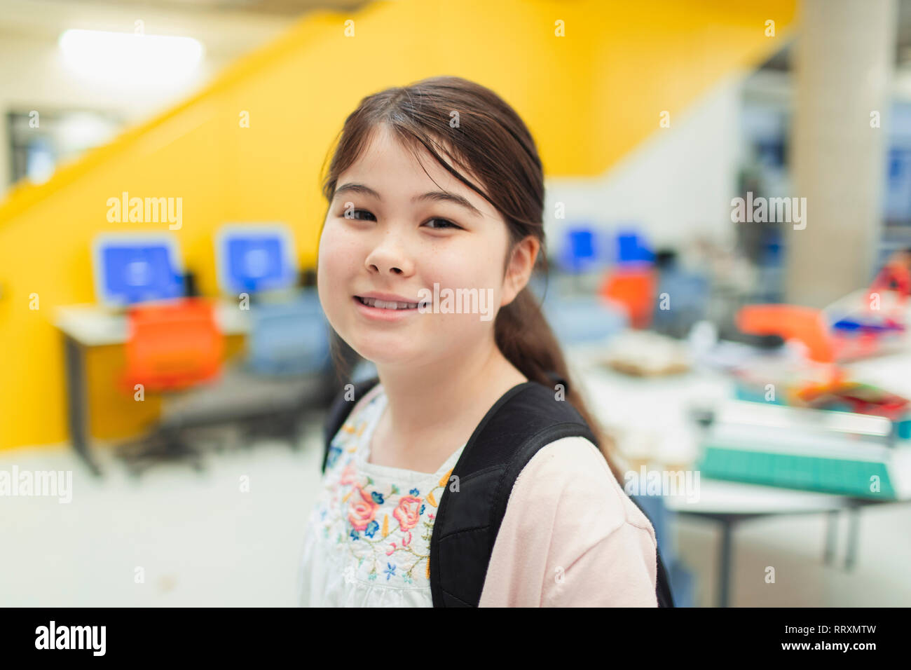 Portrait confiant junior high girl student in library Banque D'Images