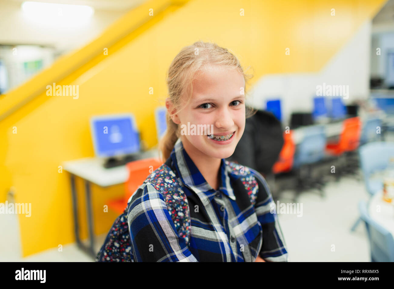 Portrait confiant junior high student girl with braces Banque D'Images