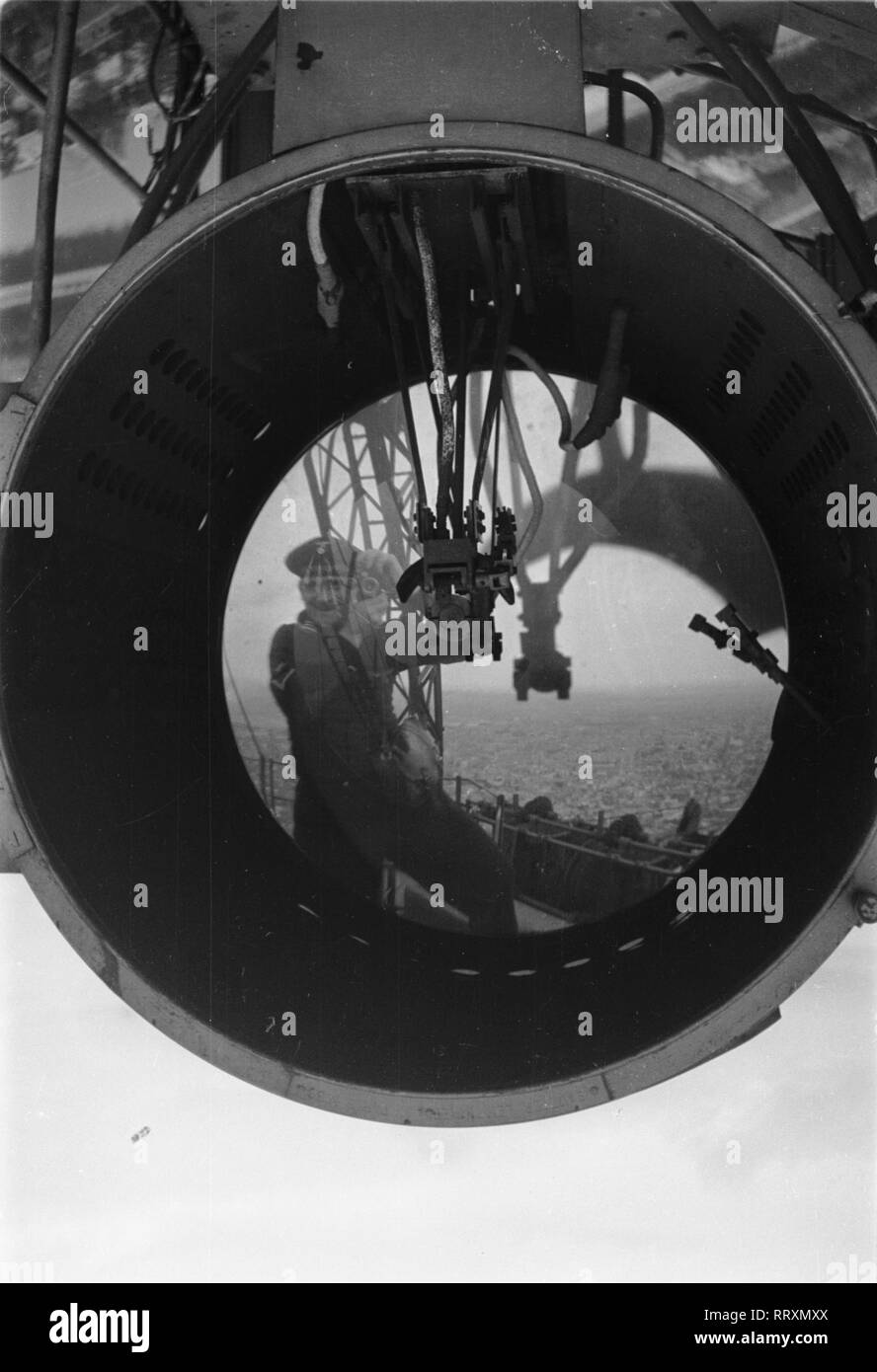 Frankreich - France en 1950. Paris, Eiffel Tower, un regard à travers un gros tuyau. Photo par Erich Andres Frankreich, Paris ca.1950, Rohr des Eiffelturms Banque D'Images