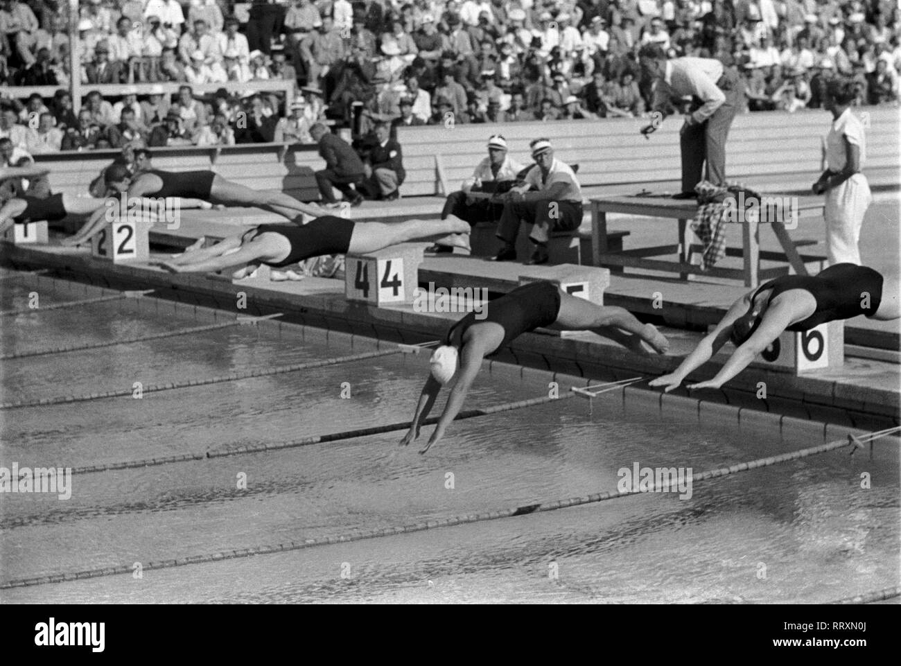 Jeux Olympiques d'été 1936 - L'Allemagne, Troisième Reich - Jeux Olympiques Jeux Olympiques d'été de 1936, à Berlin. Compétition de natation femmes au stade de natation. Sauter dans la piscine, l'image date d'août 1936. Photo Erich Andres Banque D'Images