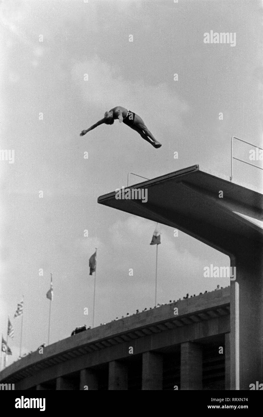 Jeux Olympiques d'été 1936 - L'Allemagne, Troisième Reich - Jeux Olympiques Jeux Olympiques d'été de 1936, à Berlin. Compétition de natation hommes au stade de natation - plate-forme diver - voir du saut. L'image date d'août 1936. Photo Erich Andres Banque D'Images