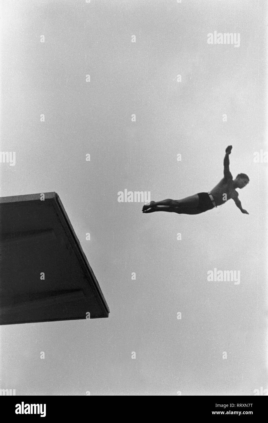 Jeux Olympiques d'été 1936 - L'Allemagne, Troisième Reich - Jeux Olympiques Jeux Olympiques d'été de 1936, à Berlin. Compétition de natation hommes au stade de natation - plate-forme diver - voir du saut. L'image date d'août 1936. Photo Erich Andres Banque D'Images