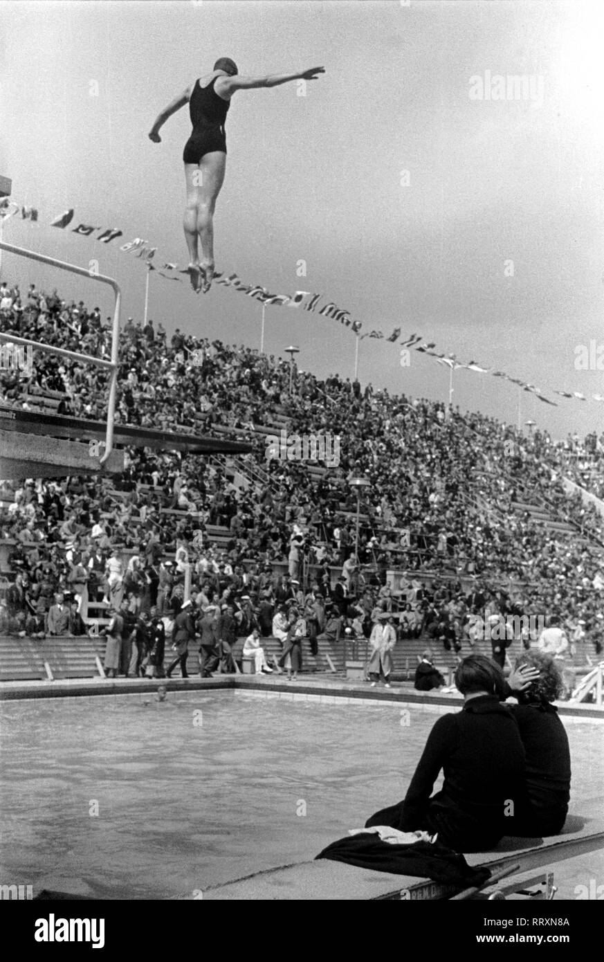 Jeux Olympiques d'été 1936 - L'Allemagne, Troisième Reich - Jeux Olympiques Jeux Olympiques d'été de 1936, à Berlin. Compétition de natation femmes au stade de natation - plate-forme diver - voir du saut. L'image date d'août 1936. Photo Erich Andres Banque D'Images