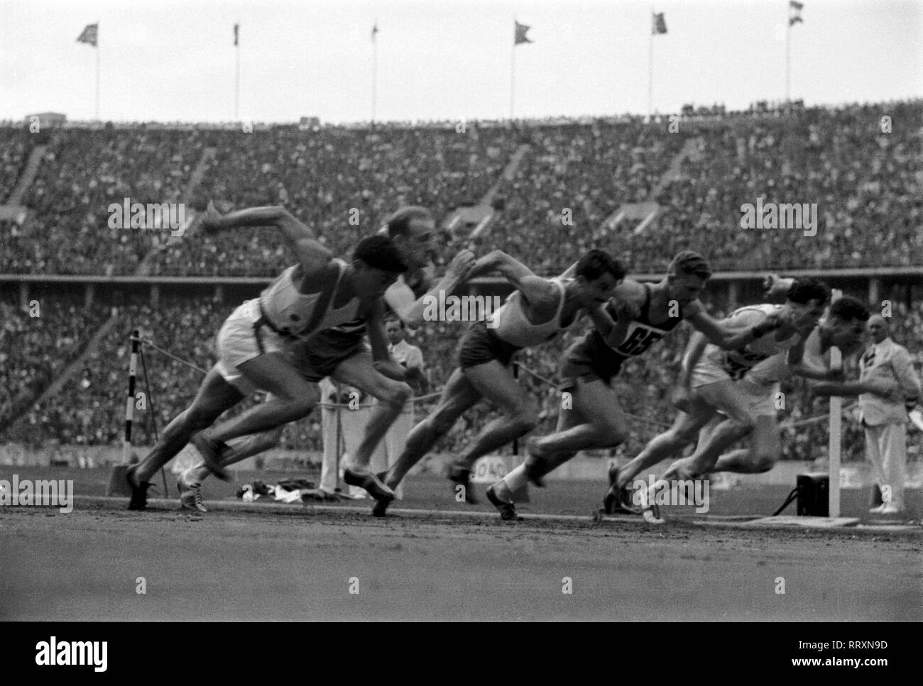 Jeux Olympiques d'été 1936 - L'Allemagne, Troisième Reich - Jeux Olympiques Jeux Olympiques d'été de 1936, à Berlin. Sports la concurrence. Début des sprinters à l'arène olympique. L'image date d'août 1936. Photo Erich Andres Banque D'Images