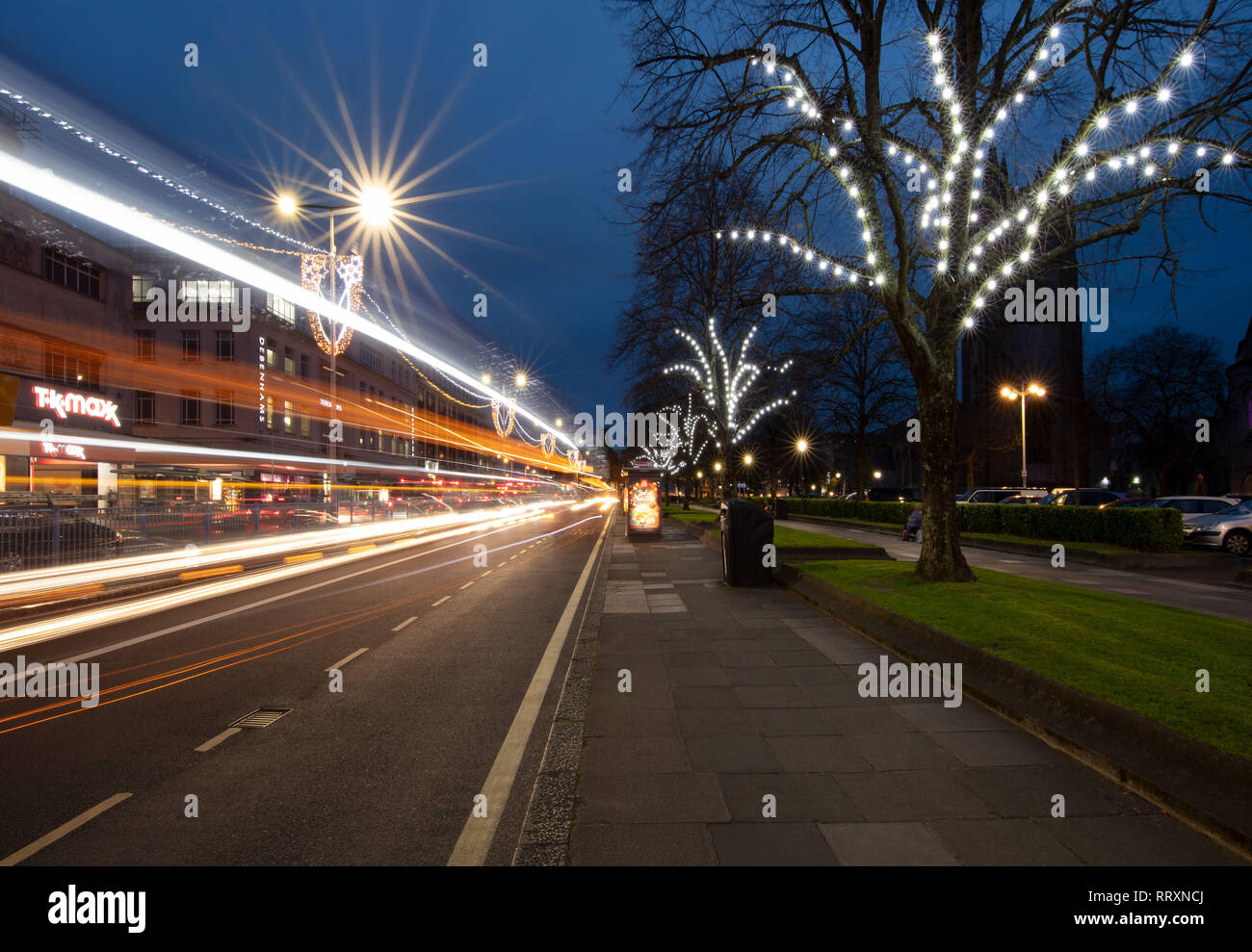 Une image de fin de nuit Royal Parade au cours de l'approche de Noël. Les arbres décorés certainement vous aider à obtenir dans l'esprit de Noël. Banque D'Images