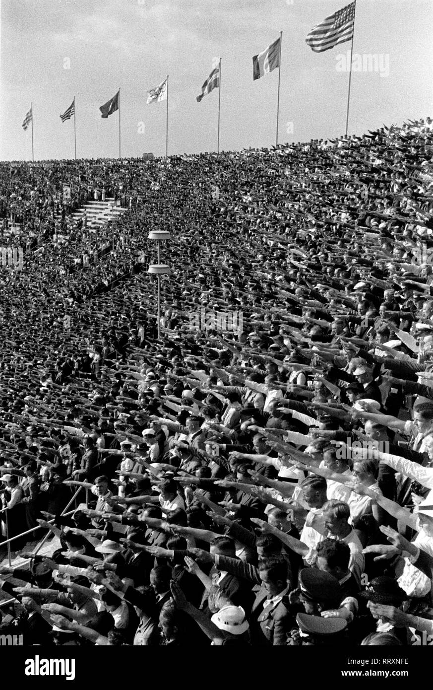 Jeux Olympiques d'été 1936 - L'Allemagne, Troisième Reich - Jeux Olympiques Jeux Olympiques d'été de 1936, à Berlin. Foule à l'intérieur du stade de faire le salut hitlérien. L'image date d'août 1936. Photo Erich Andres Banque D'Images
