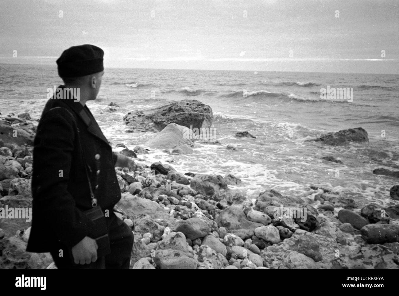 Frankreich - France en 1940, Le Havre. Marin de la marine allemande sur la plage. Photo par Erich Andres. Frankreich, Deutscher Marinesoldat am Strand von Le Havre, 1940er Jahre. Banque D'Images