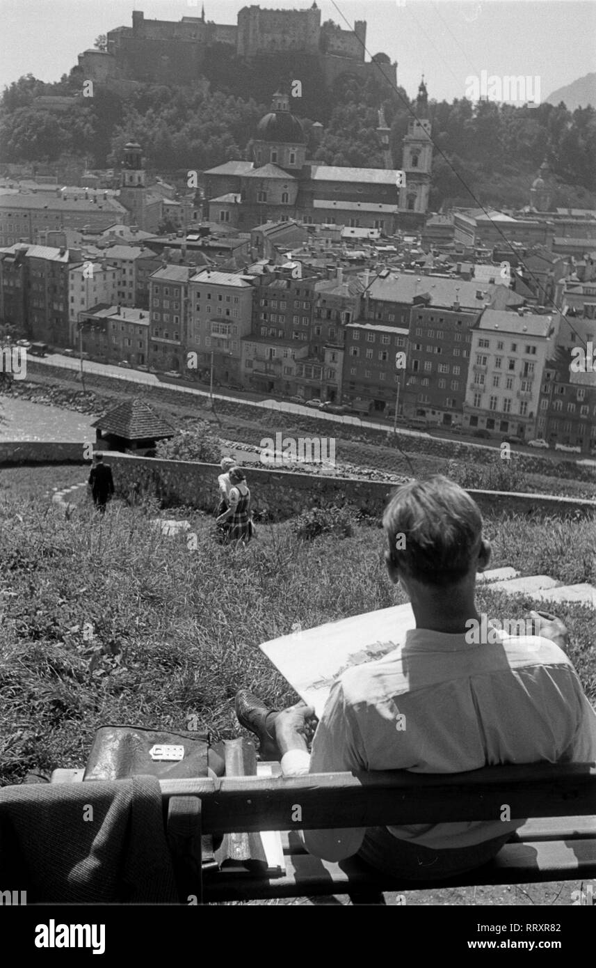 Autriche - Österreich 1957, Blick vom Kapuzinerberg auf den Dom (im Vordergrund) und die Festung Hohensalzburg (im Hintergrund) Banque D'Images