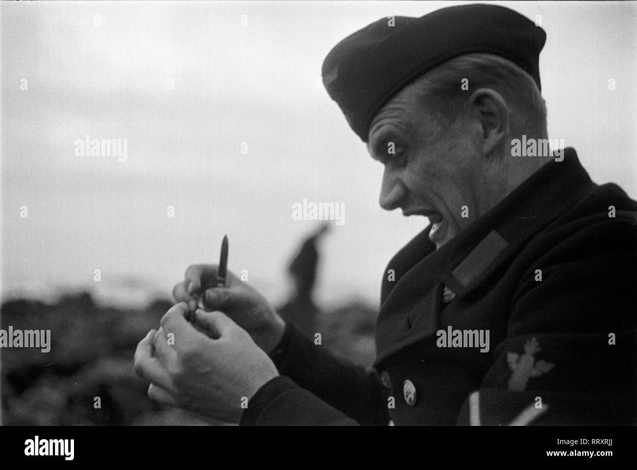 Frankreich - France en 1940. Le Havre - marin allemand la collecte de moules. Photo par Erich Andres Frankreich, Deutscher Marinesoldat Muschelernte bei der au Havre. Banque D'Images
