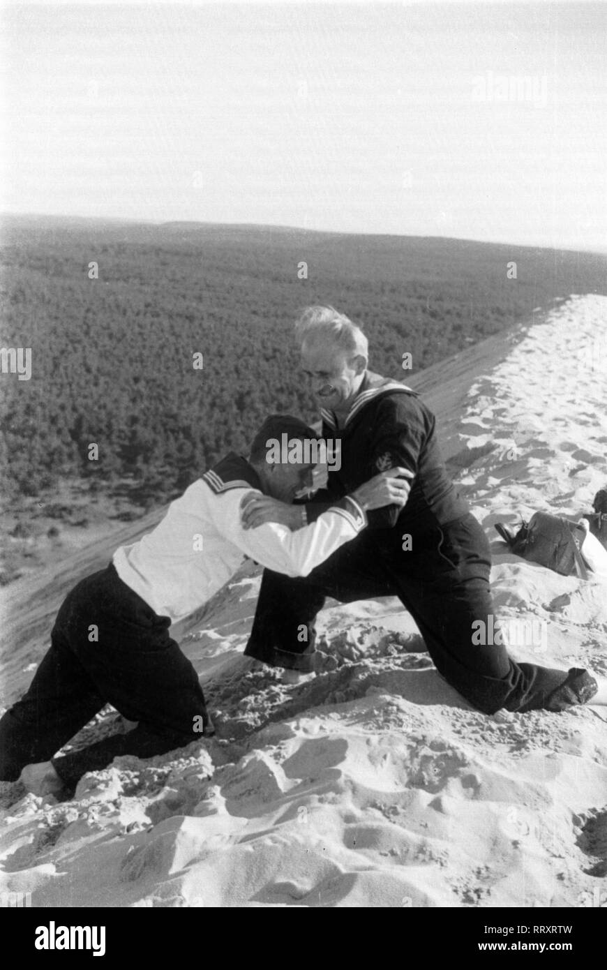 Frankreich - France en 1940. Sur une dune à Arcachon - deux marins combats juste pour le plaisir. Photo par Erich Andres Frankreich, Kampfszene am Strand von Arcachon Banque D'Images