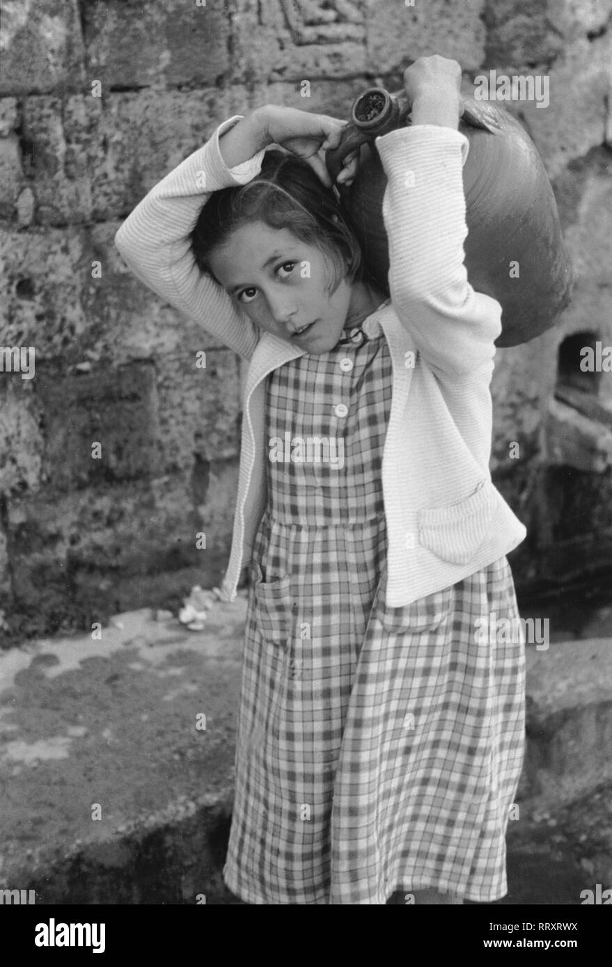 Voyager en Grèce - la Grèce, Rhodes Island - fille du village de Lindos portant une cruche. Mädchen aus dem Dorf Lindos Rhodes auf mit einem Krug. L'image date de vers 1954. Photo Erich Andres Banque D'Images