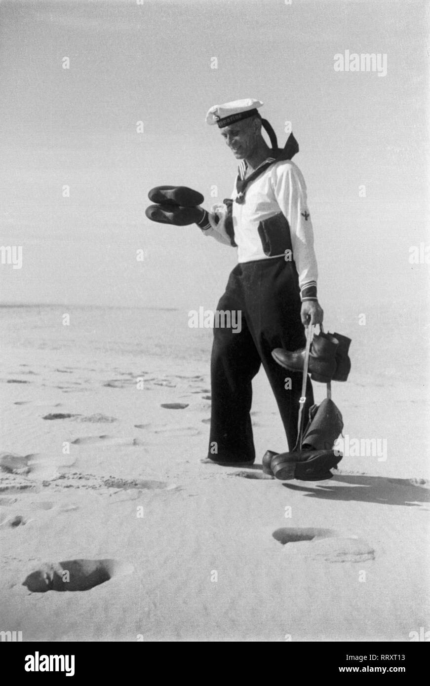 Frankreich - France en 1940. Arcachon, marin sur la plage. Photo par Erich Andres. Frankreich, Arcachon, Matrose en uniforme am Strand. Banque D'Images